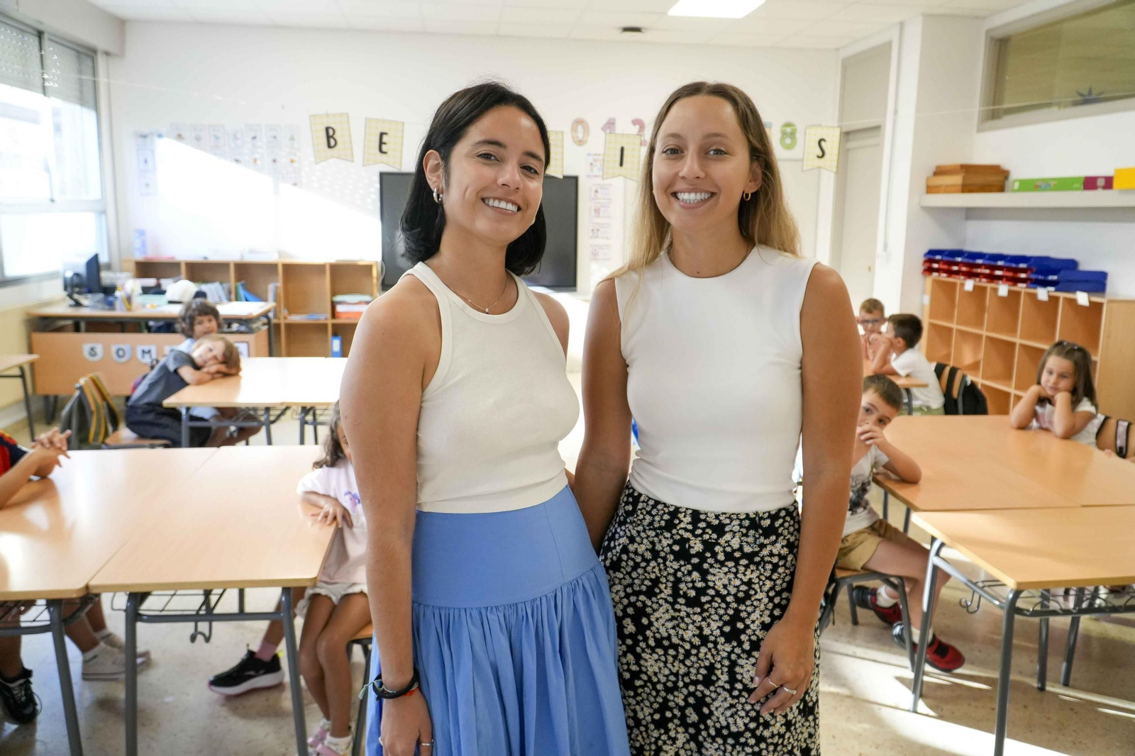 Flor y Anxela posan ayer en su primer día como docentes en el CEIP Pintor Laxeiro.