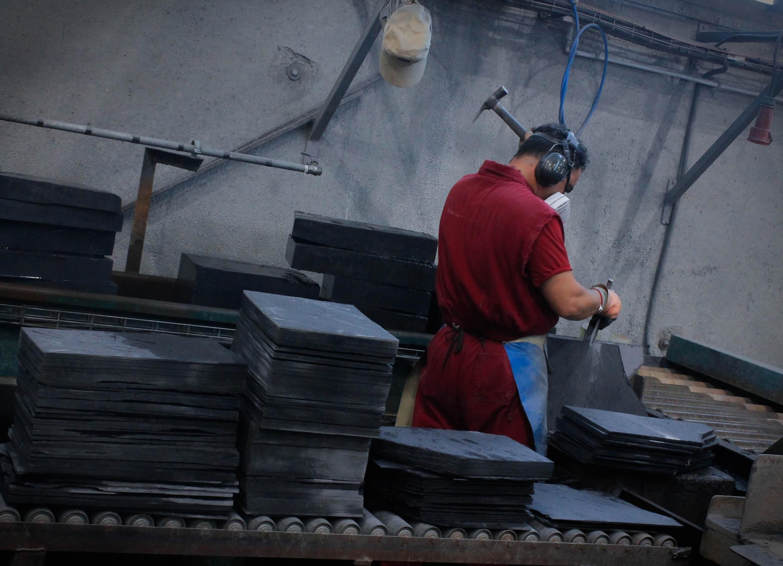 Un trabajador labra una losa de pizarra en una nave de Carballeda de Valdeorras. (Isaac Cruz)