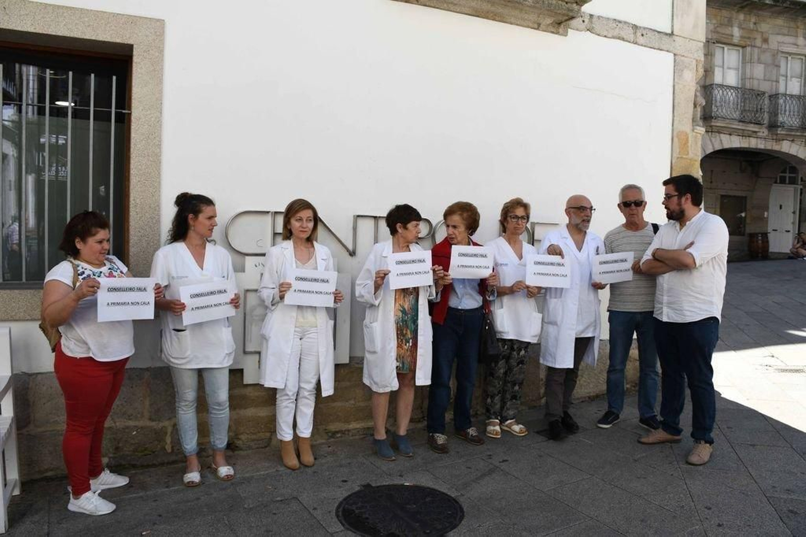 Los centros de salud de Vigo y Galicia se movilizan los jueves. Al Casco Vello acudió el BNG.