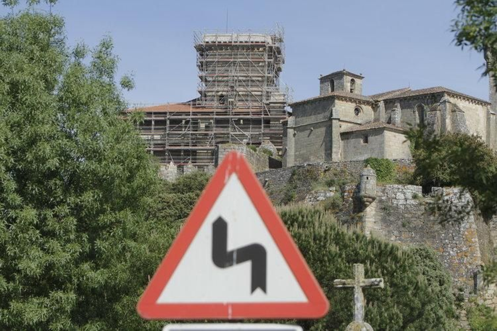 Vista del entorno del castillo de Monterrei, al fondo, en obras desde hace meses (Foto: Miguel Ángel)
