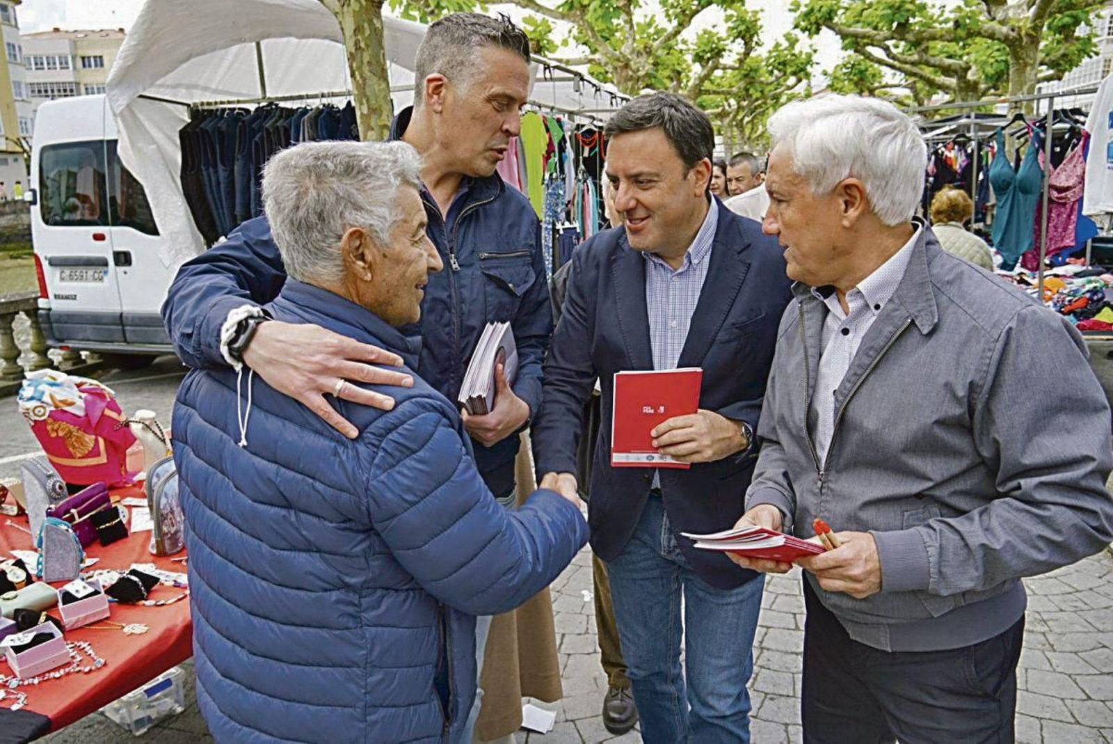 Formoso, ayer en Cedeira junto al alcalde y candidato, Pablo Moredo (2i).