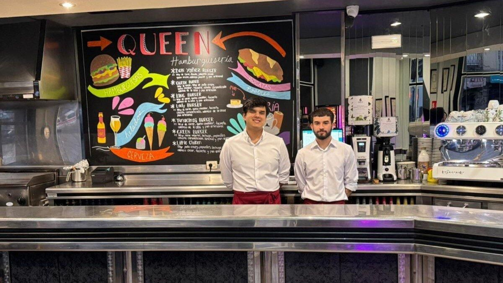 Alejandro Ostos y Samuel Calderas en la Cafetería Queen.
