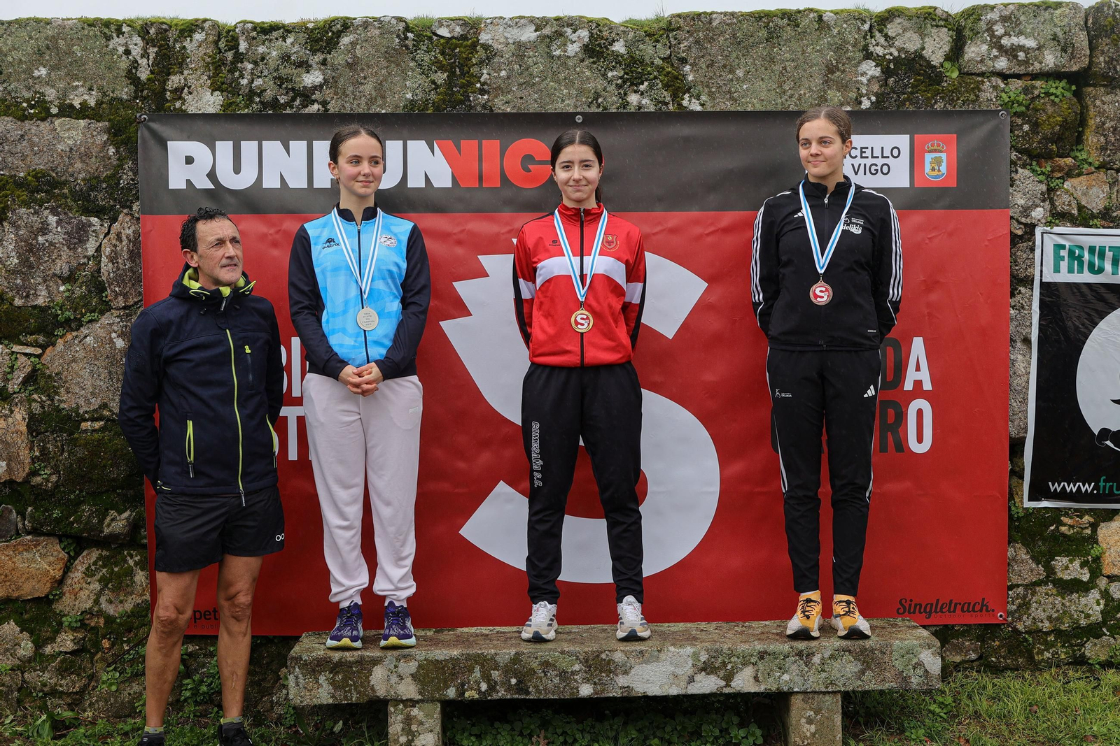 Galería | Cientos de atletas aguantan la lluvia en la Subida ao Castro
