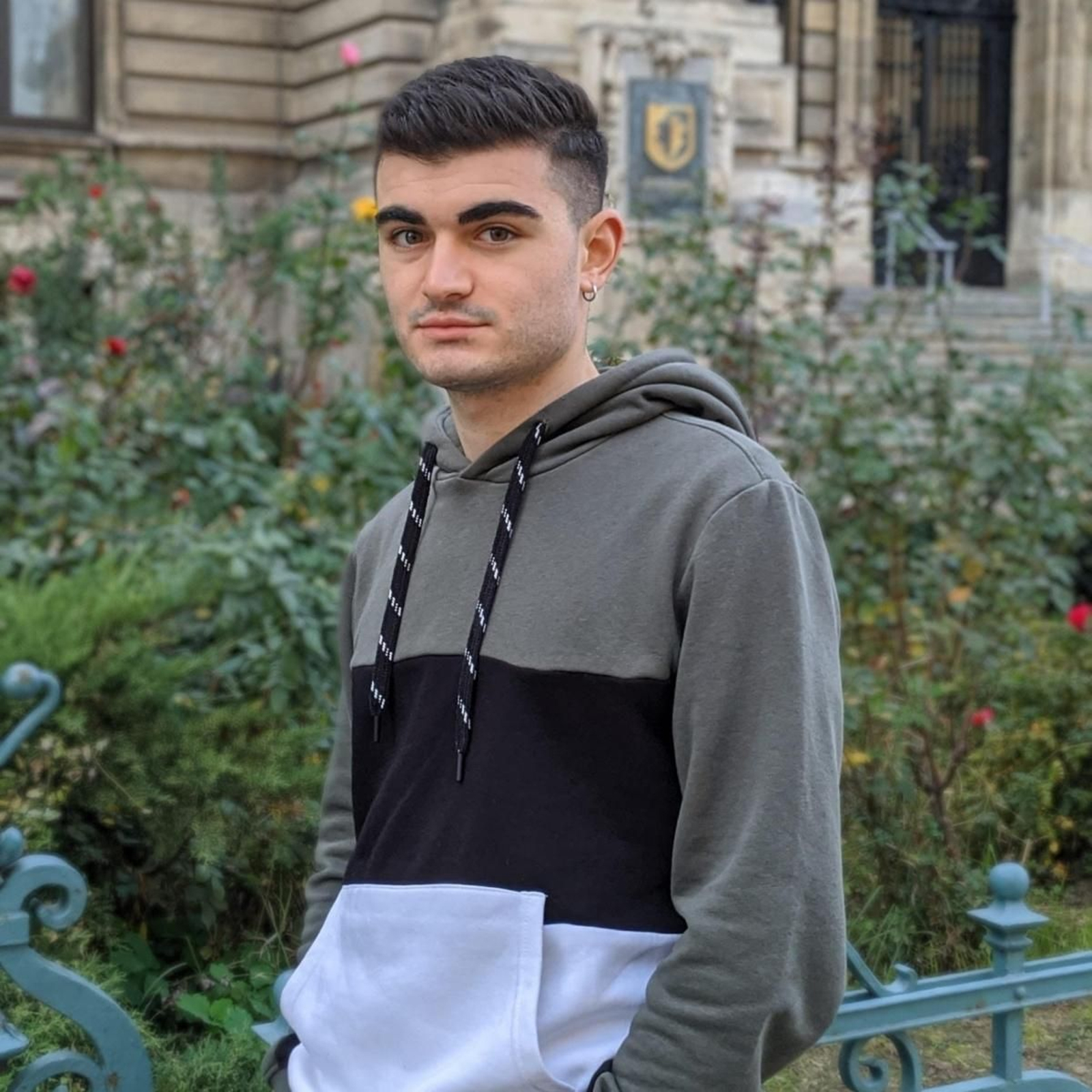 Daniel va a graduarse en Economía.