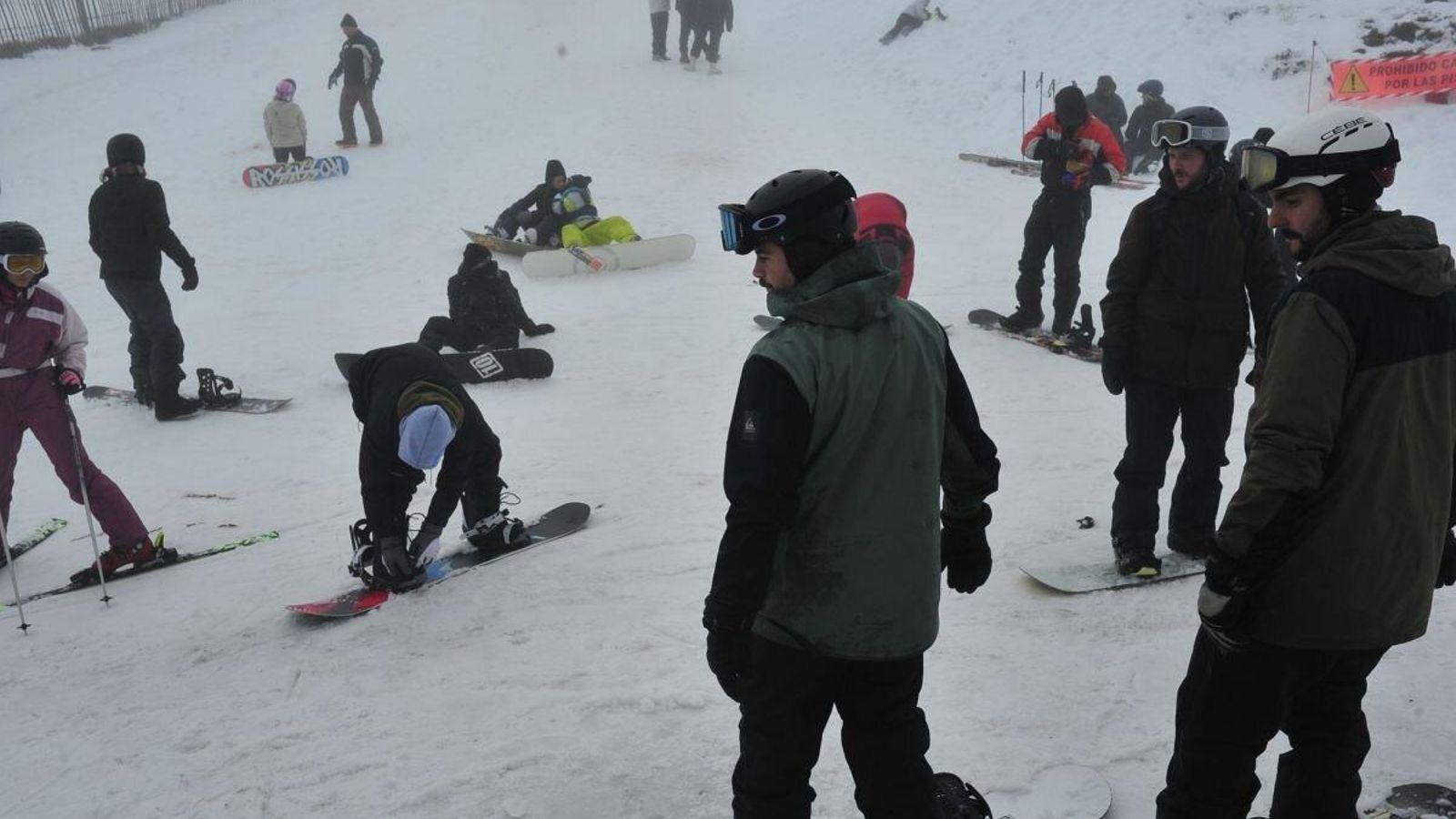 Deportistas en las pistas de la estación.