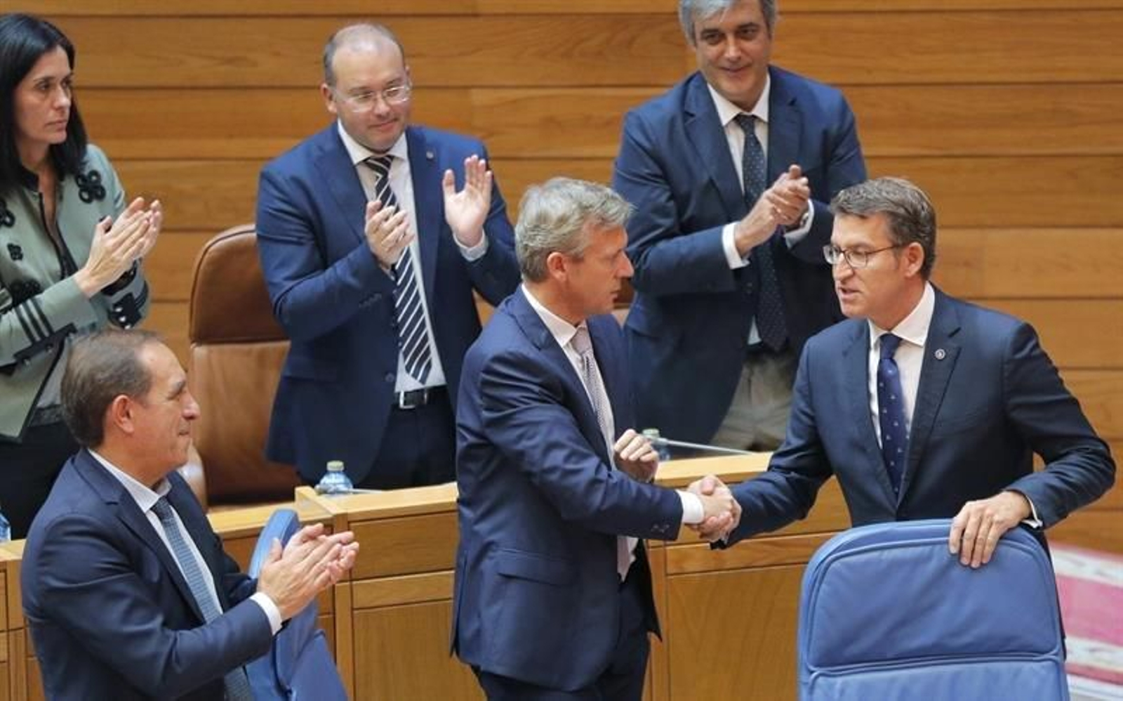 El presidente de la Xunta, Alberto Núñez Feijóo, aplaudido tras su intervención esta mañana en el Parlamento gallego