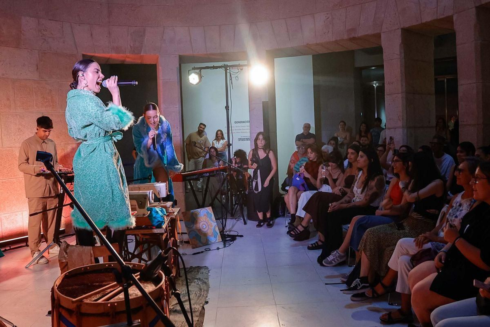 María SOA e Sara Faro, acompañadas por dous instrumentistas, actuaron no panóptico do Marco.