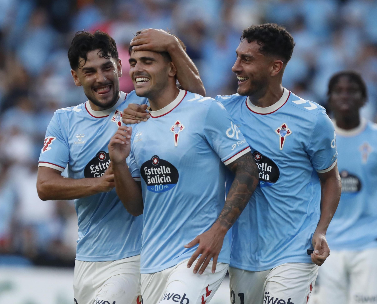 Yoel Lago y Sebastián Cáceres felicitan a Miguel Román tras su gol, el que sentenció el partido.