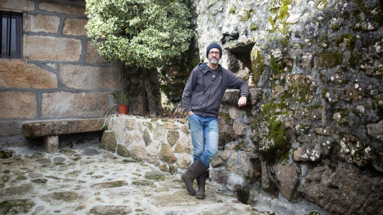 Mateo Feijoo, artista y promotor del proyecto A Casa do Pozo en el pueblo de Vilar, en Bande. (Foto: Sandra Iglesias)