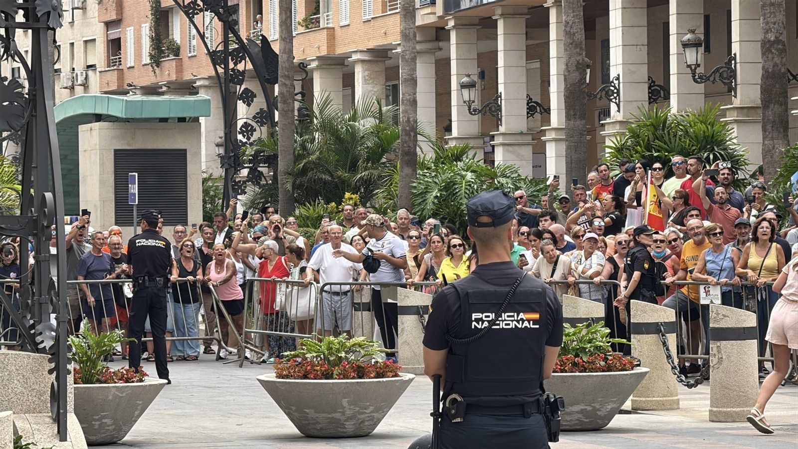 Manifestantes contra Pedro Sánchez en Ceuta
