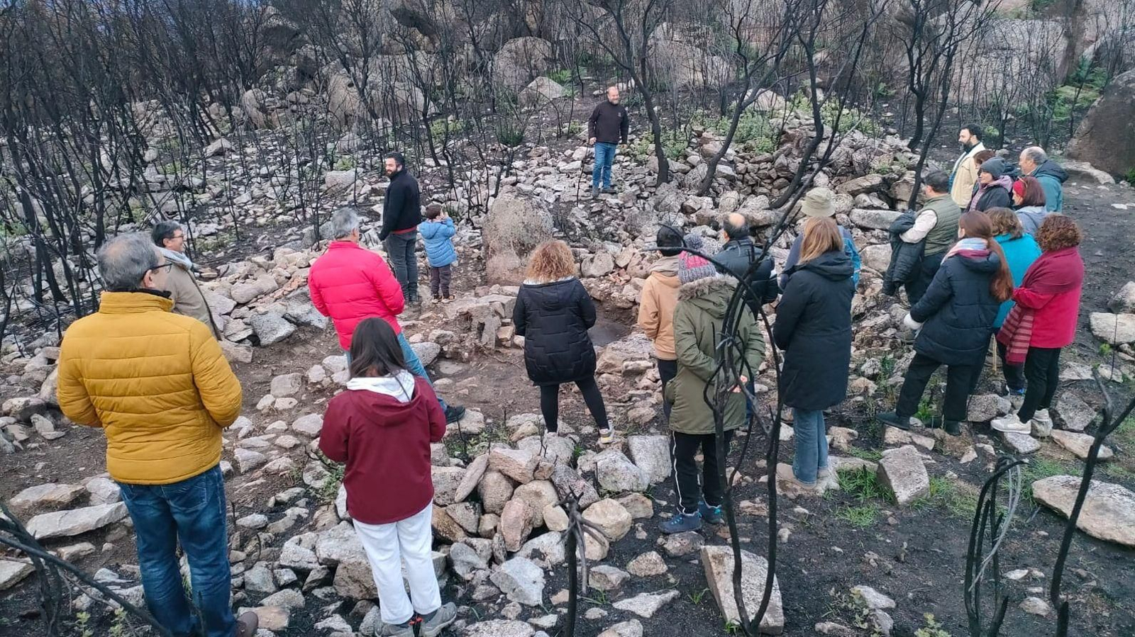 Os veciños descubriron A Ceada do Castelo de Lobarzán da man de Víctor Muñiz -centro-.
