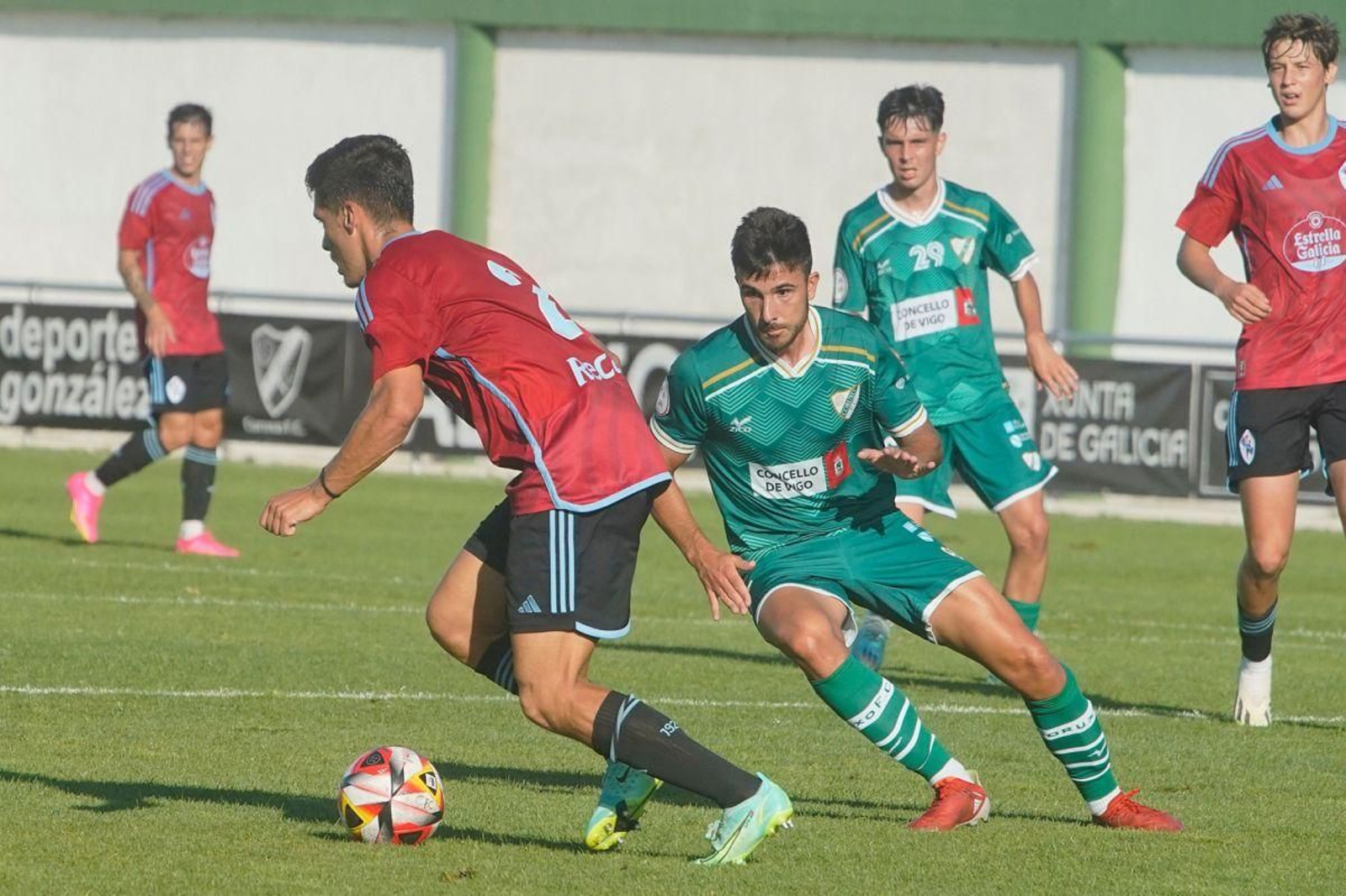 Manu Fernández cambia el juego frente a la presión del Coruxo.