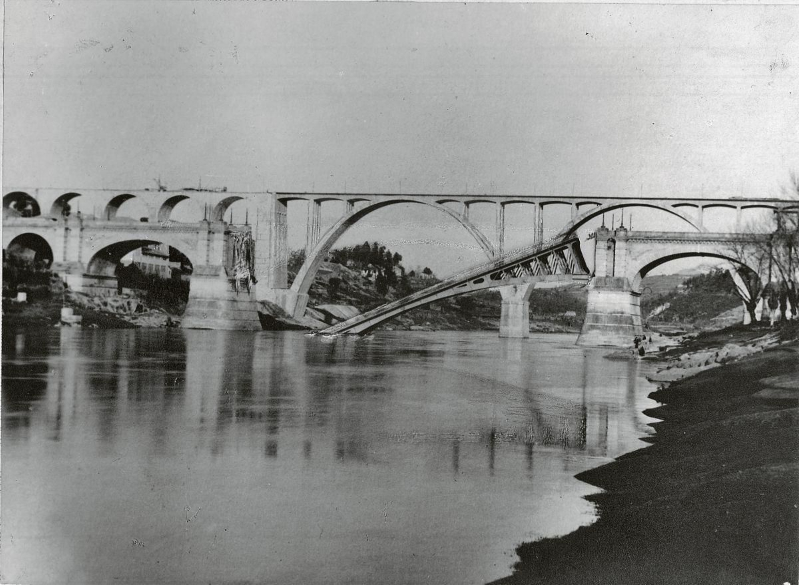 En uno u otro año los tres puentes de la ciudad fueron destruidos por una inocentada. En 1948, sobre las 12 de la noche, un camión de gran tonelaje cayó al río con gran estrépito hundiéndose en el agua y arrastrando la parte metálica del Puente Nuevo. No hubo víctimas pero sí muchos mirones a pesar de la hora.