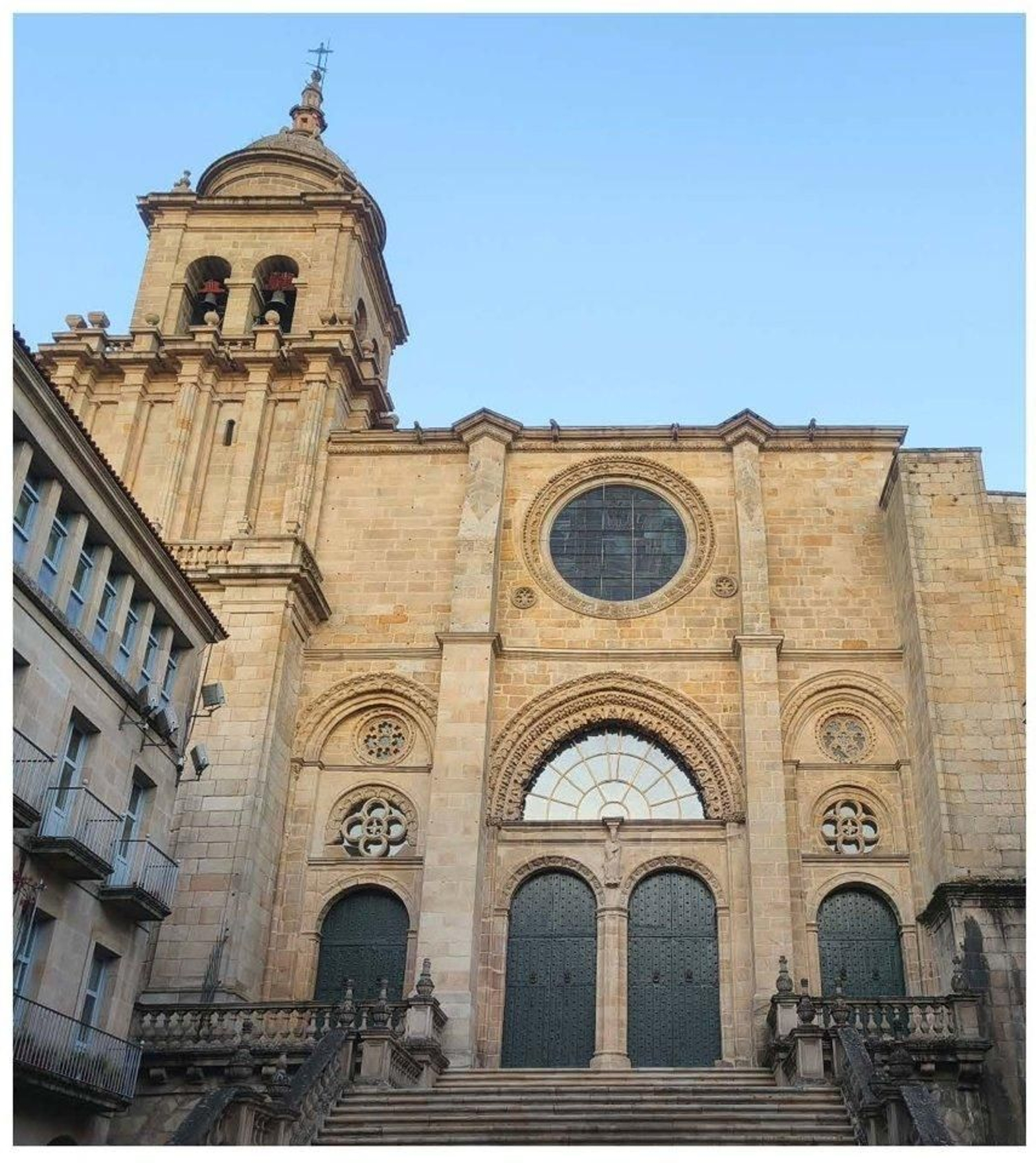 Fachada oeste de la Catedral de Ourense.