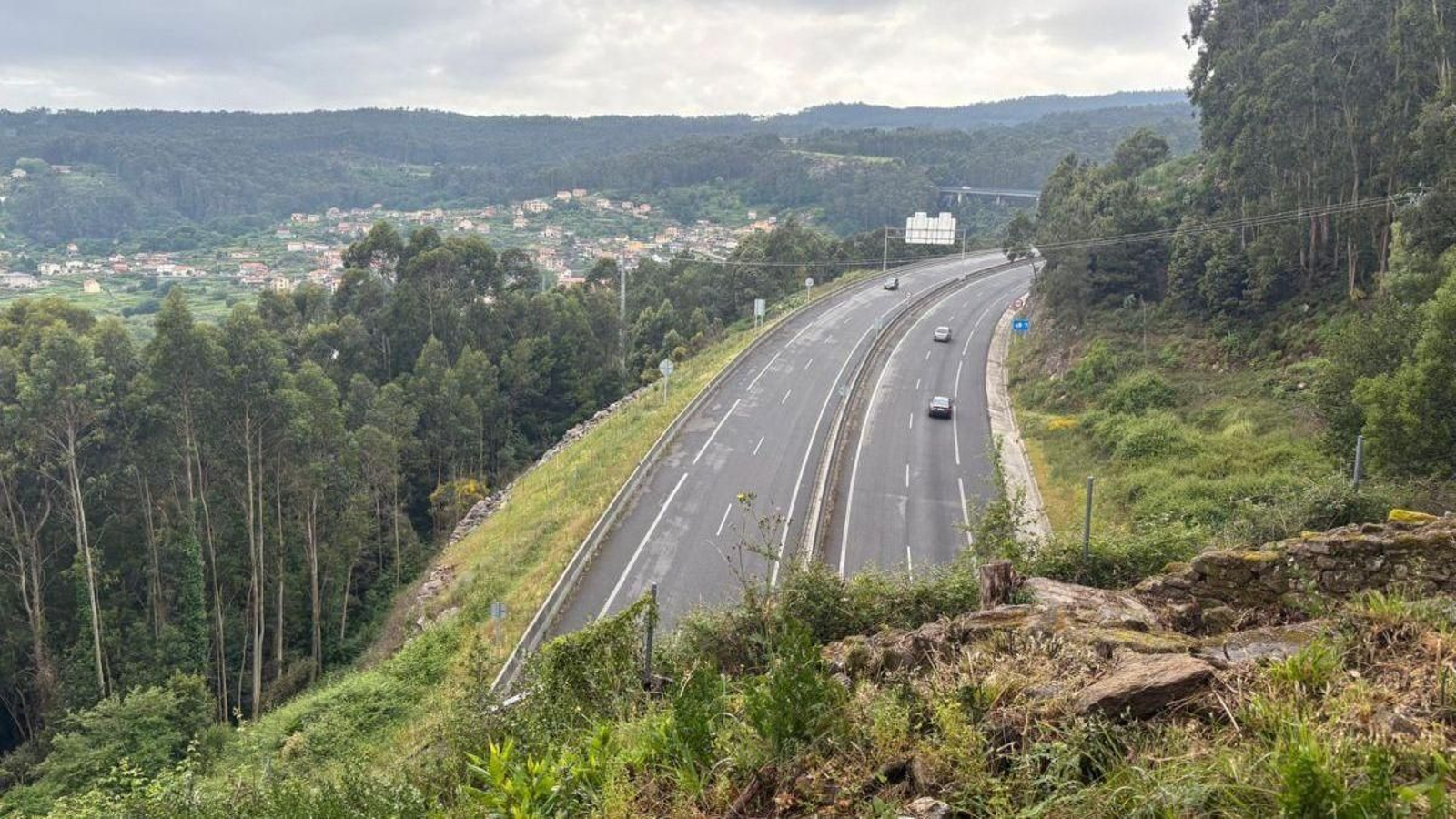 Vista de la Autovía do Morrazo desde el Castro de Montealegre.