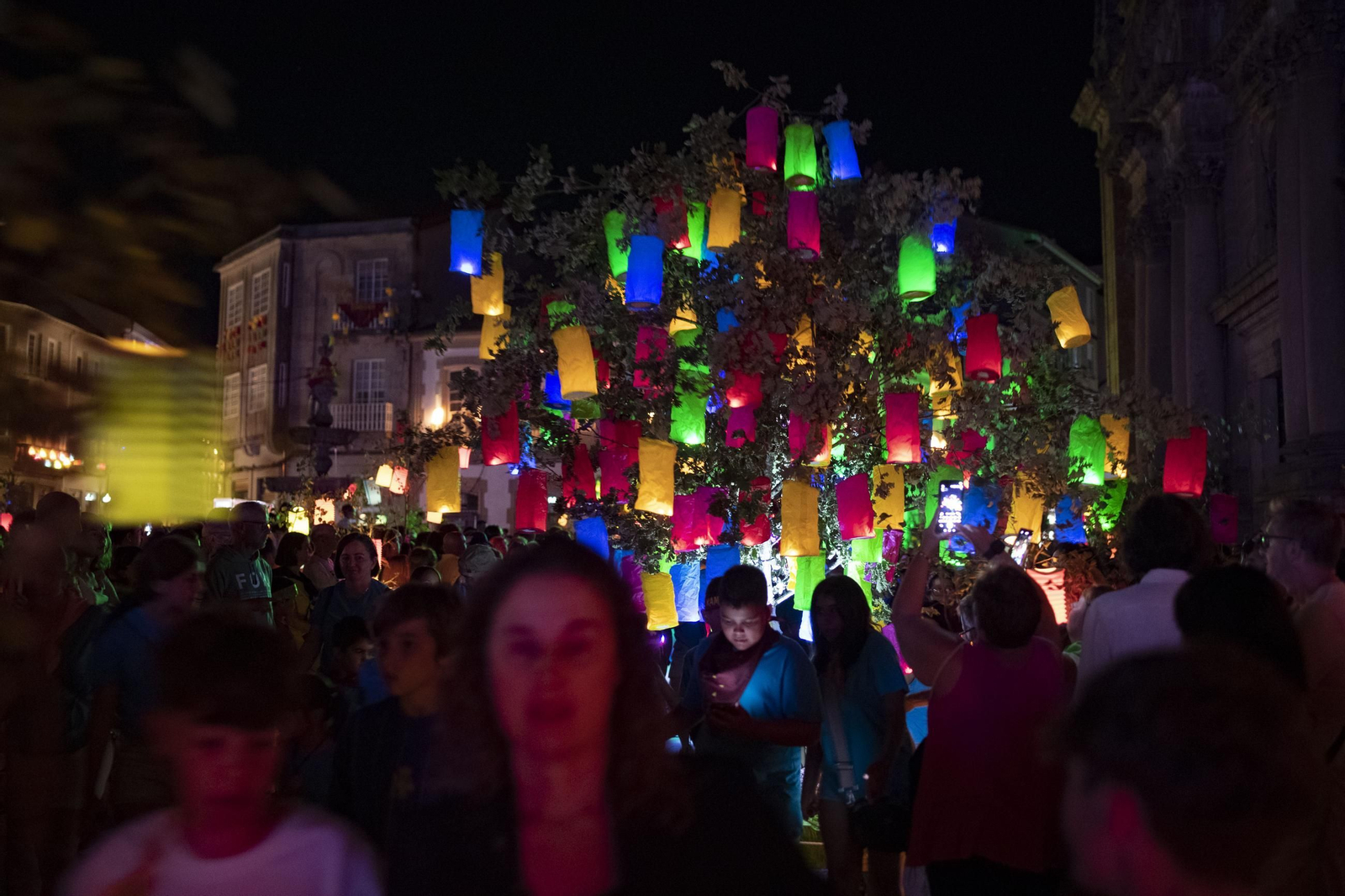 Galería | Celanova vuelve a disfrutar bajo la luz de los faroles durante A Ramallosa