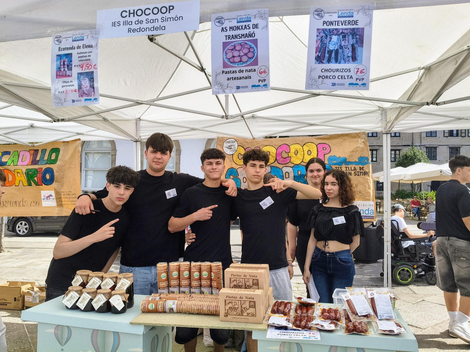 Alumnos del IES Illa de San Simón, de Redondela, con su cooperativa Chocoop.