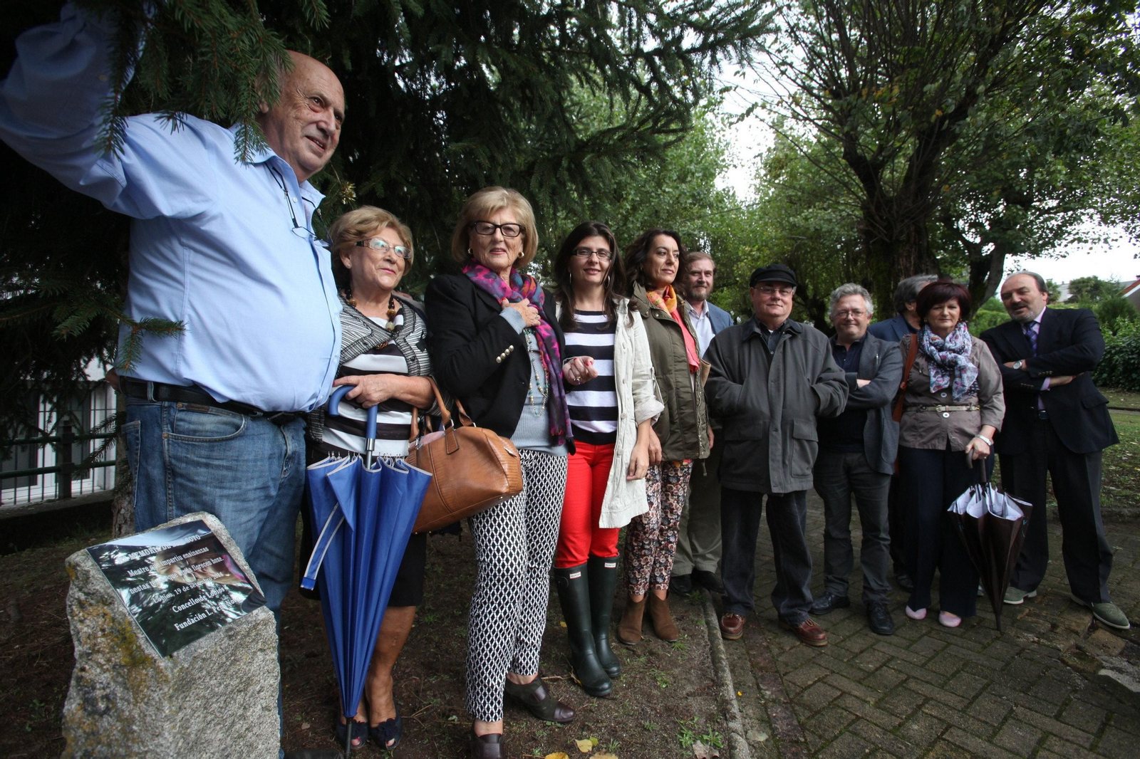 Los organizadores, con la sobrina de Soto, Sara Feijóo (tercera por la izquierda), en la colocación de la placa (MARCOS ATRIO)