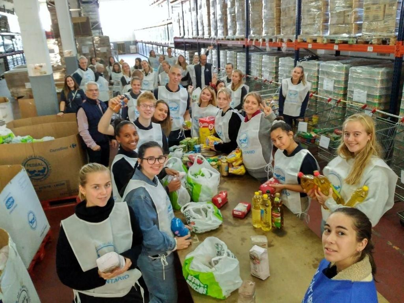 Los alumnos, ayer, participando con el Banco de Alimentos.