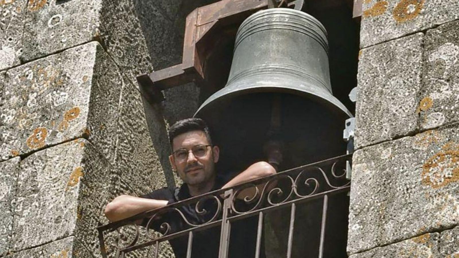 Beni Basalo, junto a una de las campanas que hace sonar.