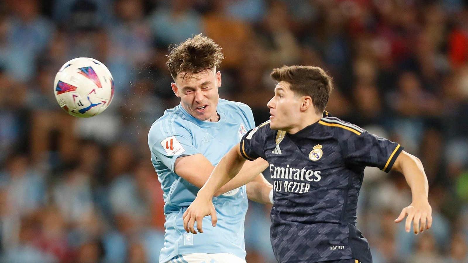 Larsen disputando el balón en el partido contra el Real Madrid en Balaídos.