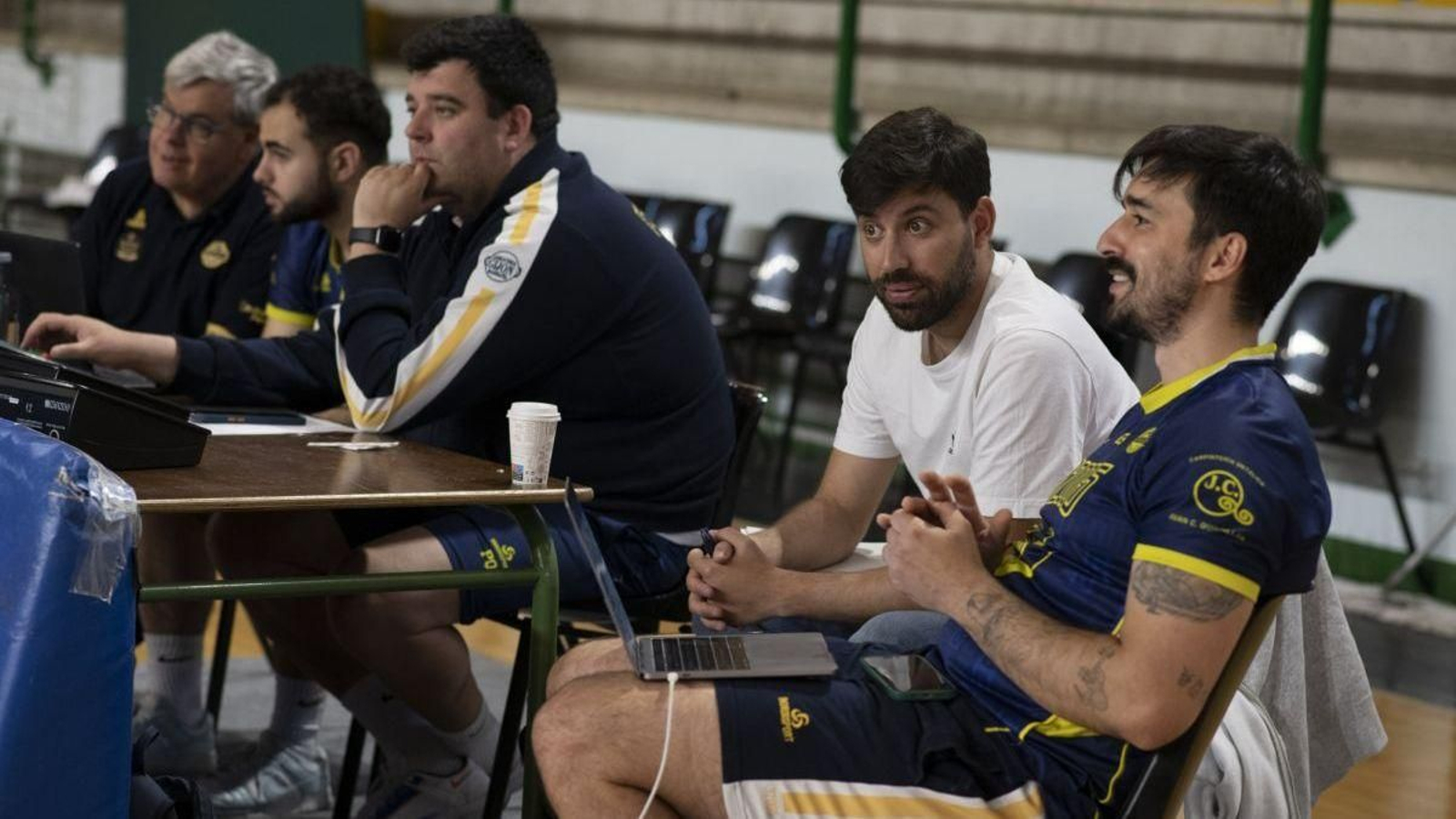 El técnico Pablo Cano (de blanco), en el Pazo.