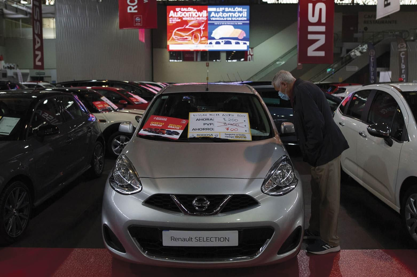 Uno de los asistentes al salón, atento a los detalles del interior de uno de los vehículos (MARTIÑO PINAL).