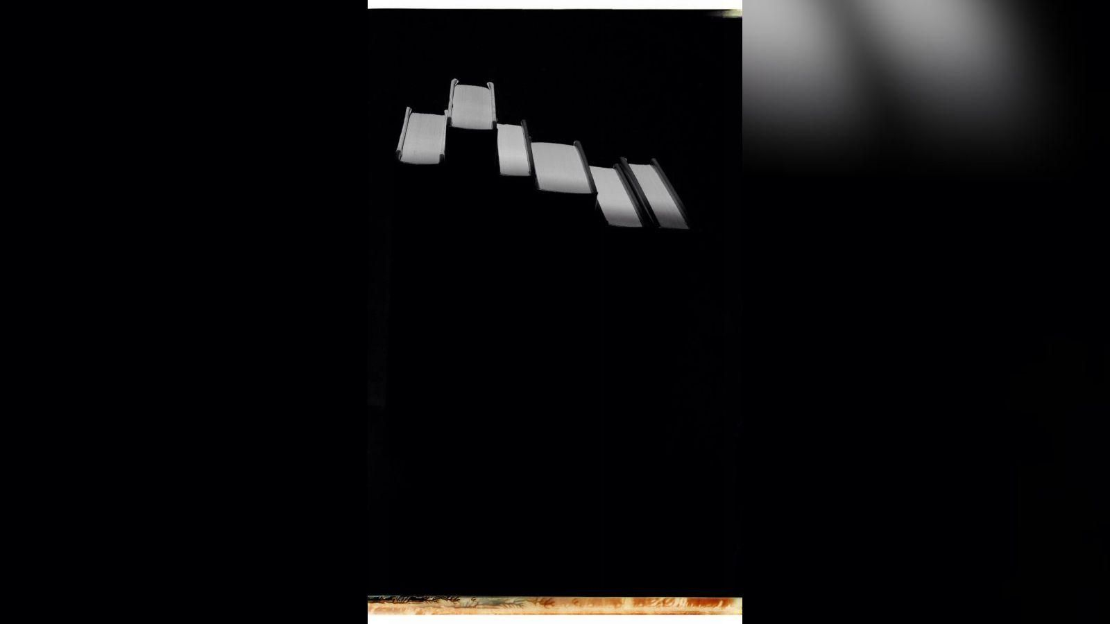 La oscuridad en la fachada de un edificio de viviendas.