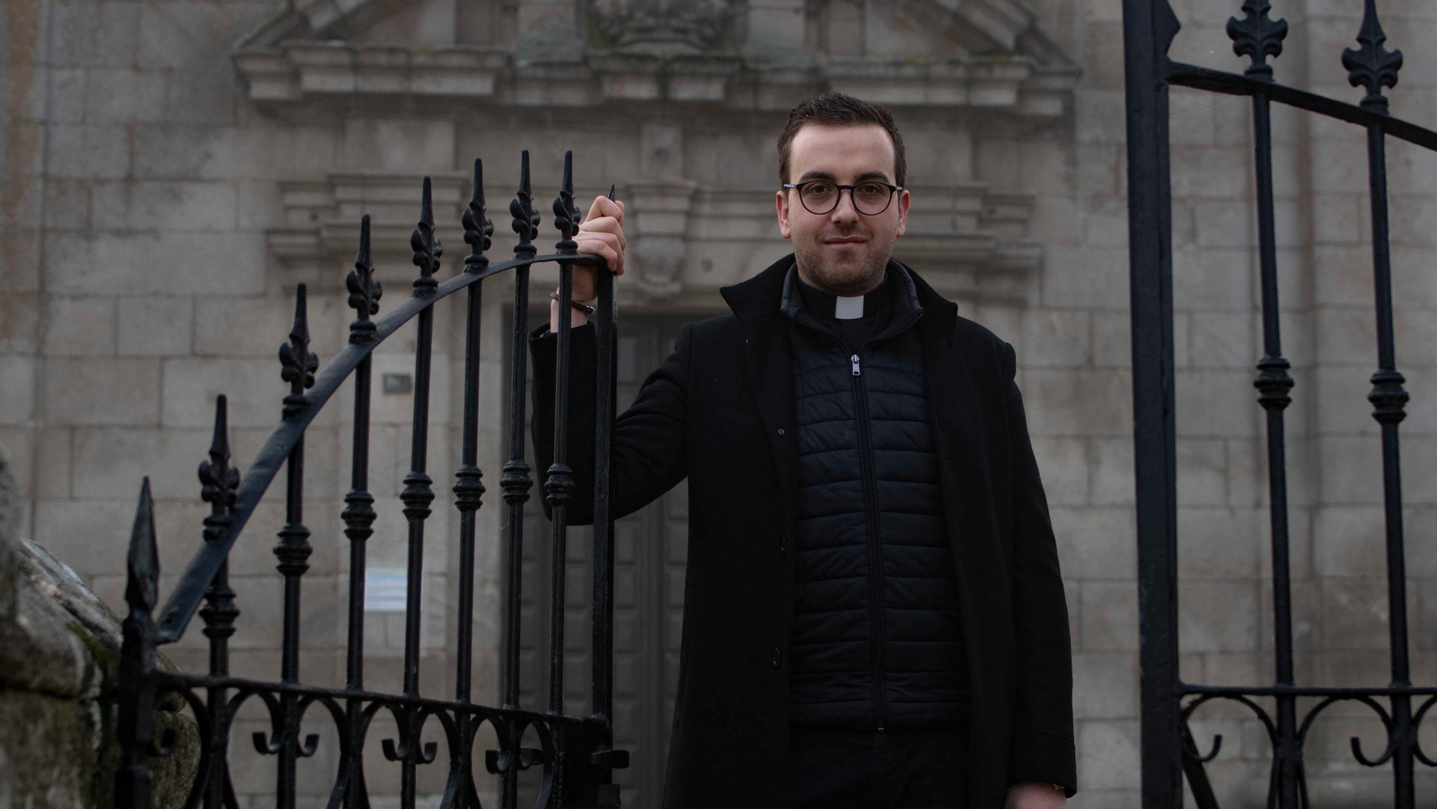 Adrián Rodríguez ás portas da Igrexa de San Benito, en Allariz.
