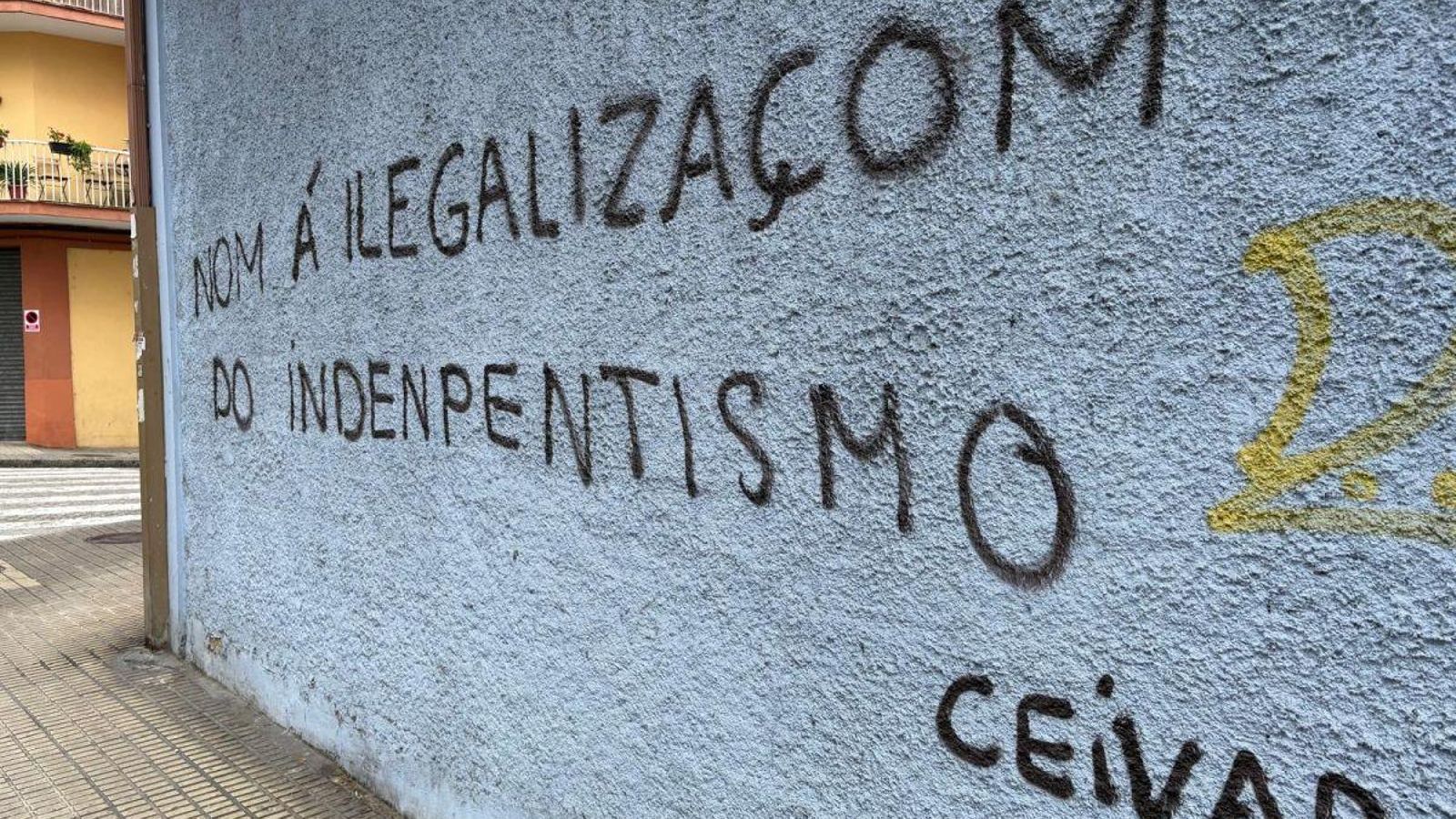 Pintadas políticas en una pared ourensana.