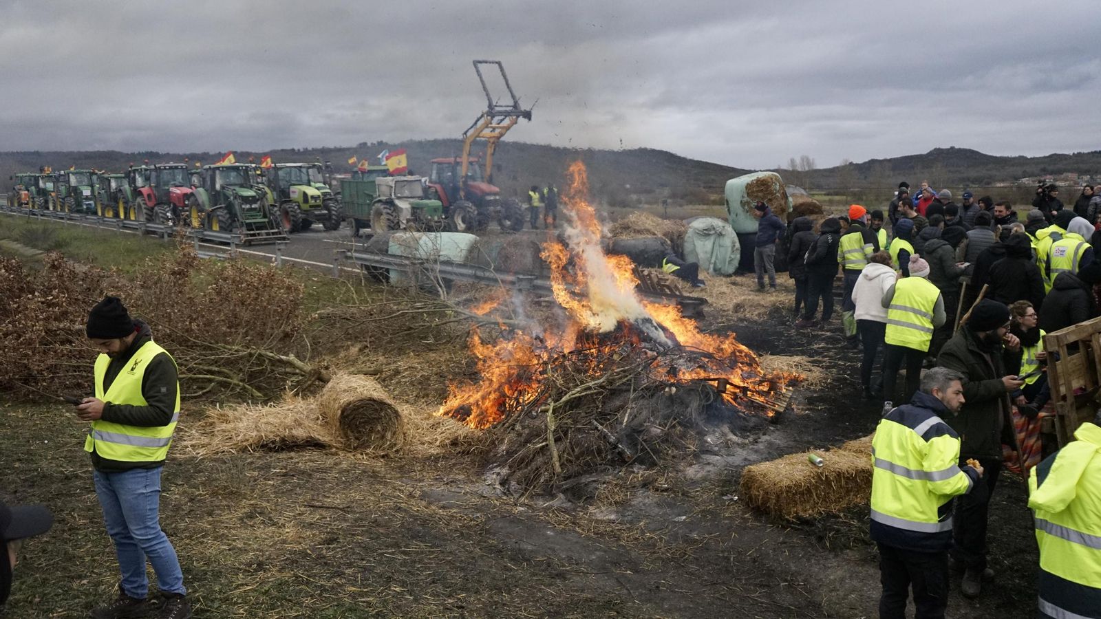 Galería | Paja, pallets, neumáticos y altavoces convierten la A-52 en el campamento base de la tractorada