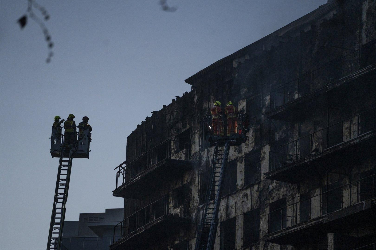 Los bomberos esta mañana en el incendio de Valencia.