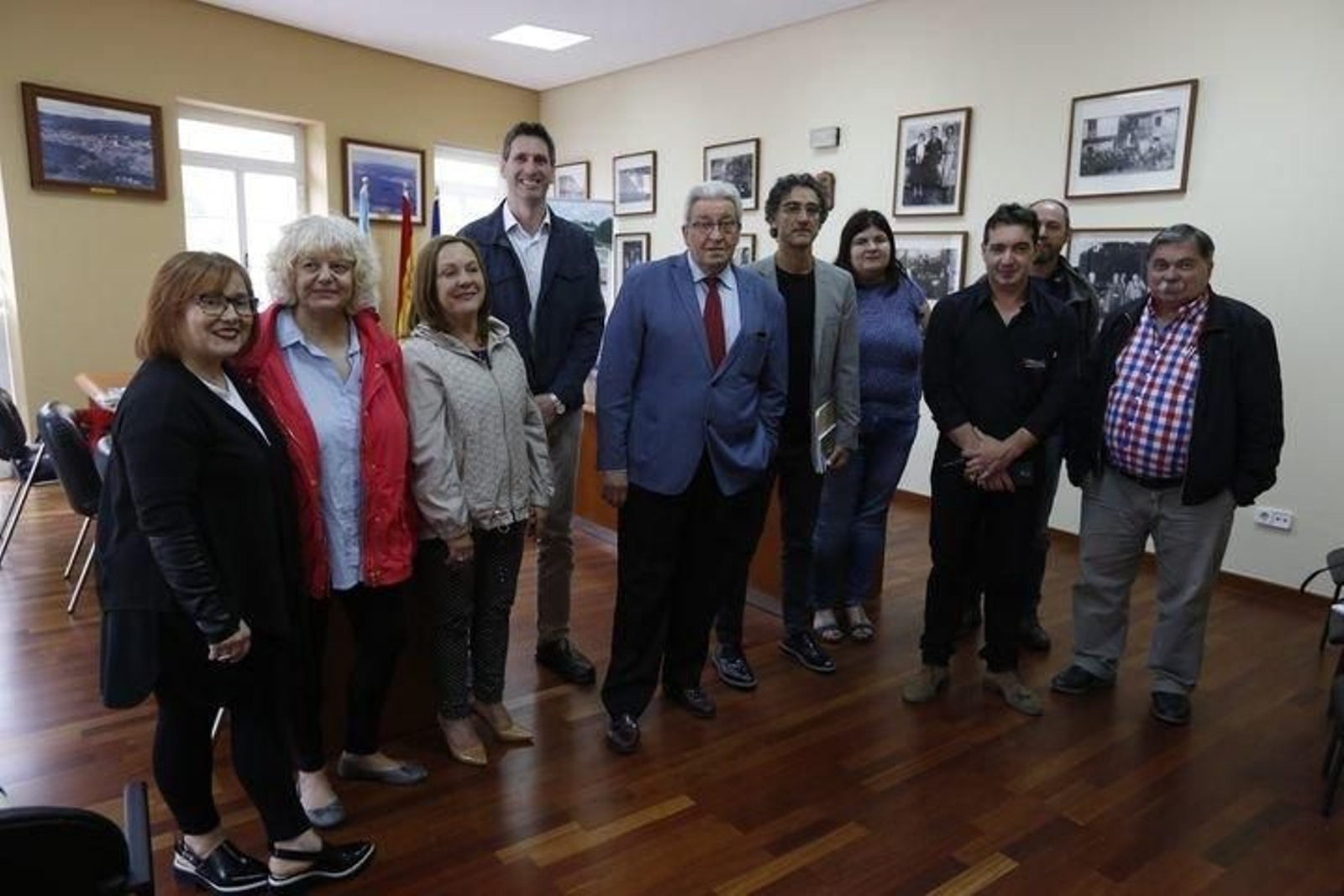 Representantes municipales y técnicos del equipo de investigación, ayer en Cortegada.