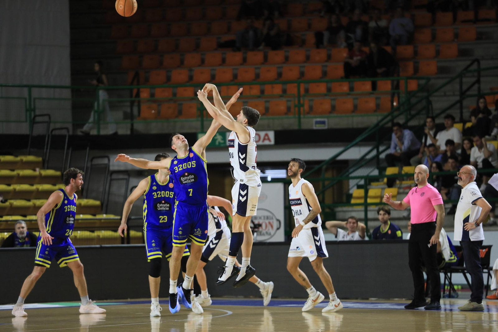 Galería | Noche triste en el Pazo con la derrota del COB ante el Alicante (79-83)