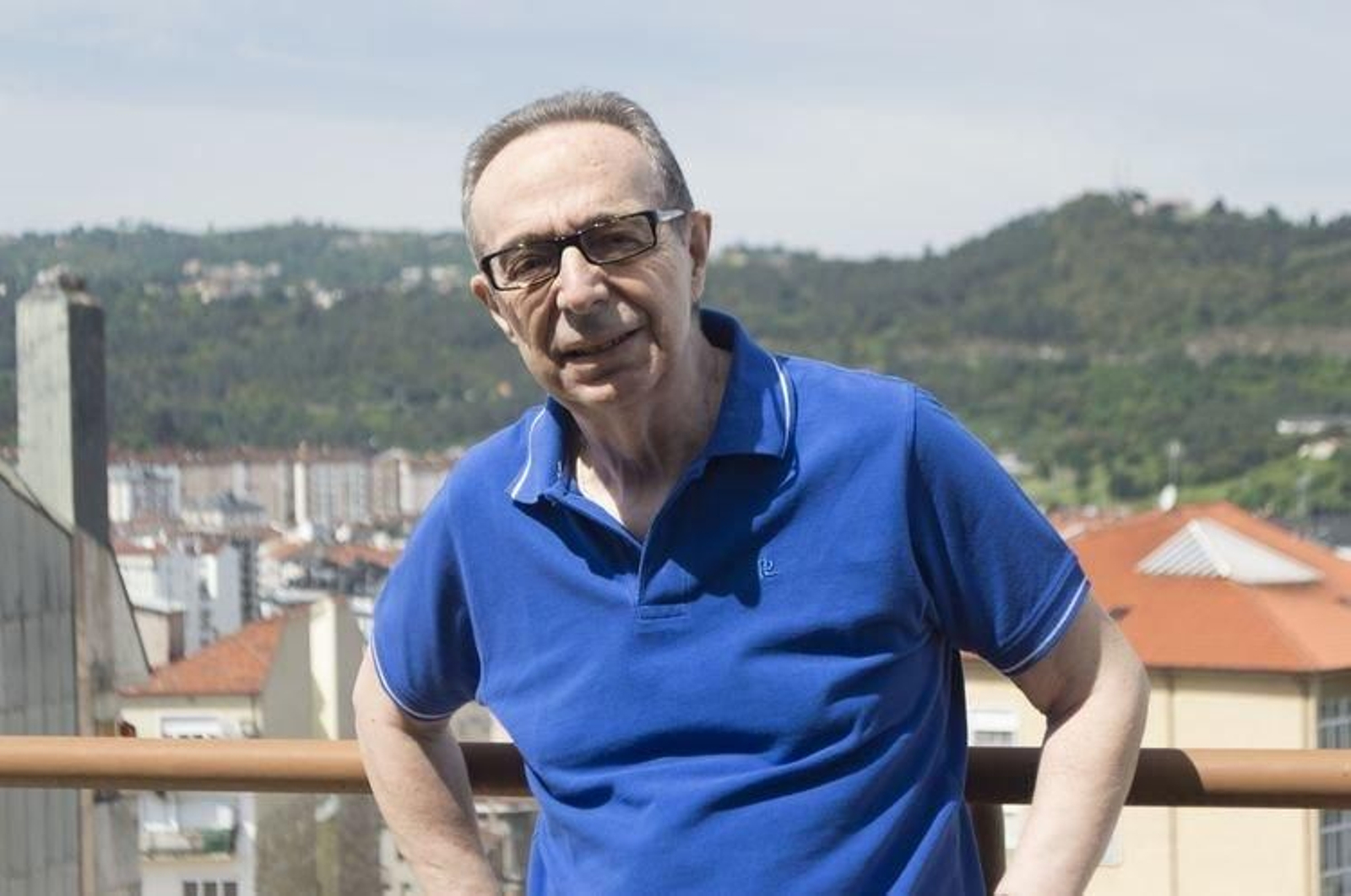 Jacinto Seara Amigo, en la terraza de su casa en la calle Paseo.