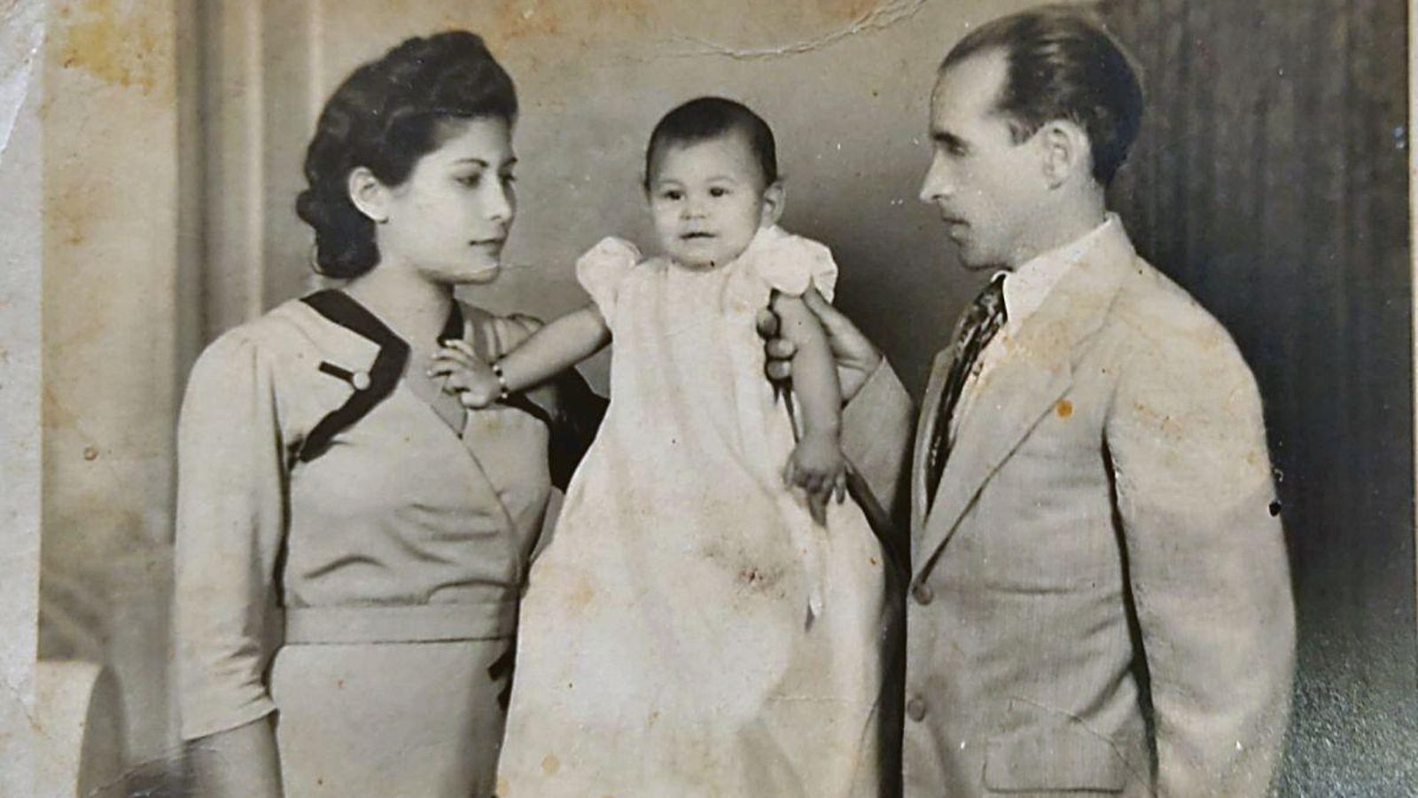 Olga Fernández con sus padres Gloria y Ramón, en 1945.