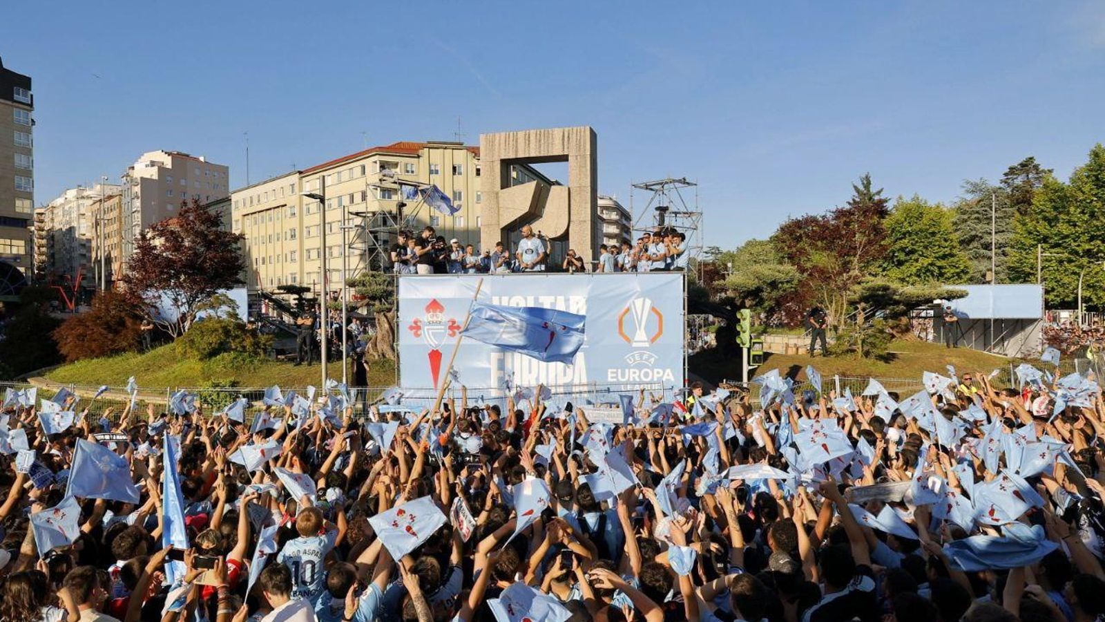 Galería | Fiesta celeste en Vigo por la vuelta del Celta a Europa