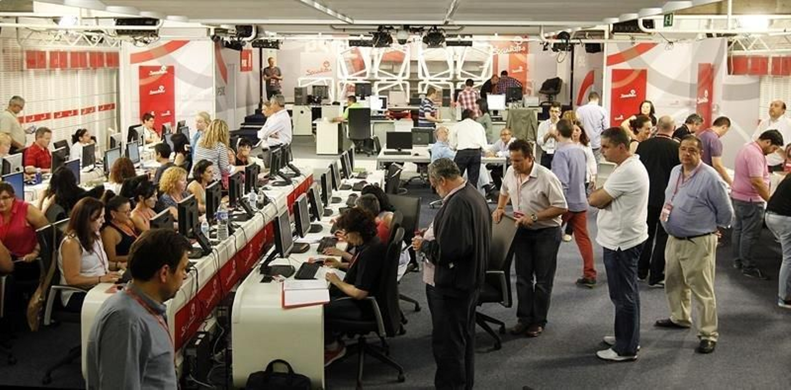 Fotografía facilitada por el PSOE del recuento de los avales de los candidatos oficiales a secretario general realizado esta noche y en el que han trabajado en Ferraz medio centenar de personas