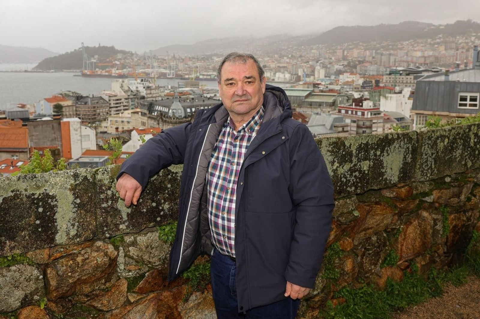 Manuel Carlos González, posando en el Castillo de San Sebastián, vivió de cerca los acontencimientos del 23F.