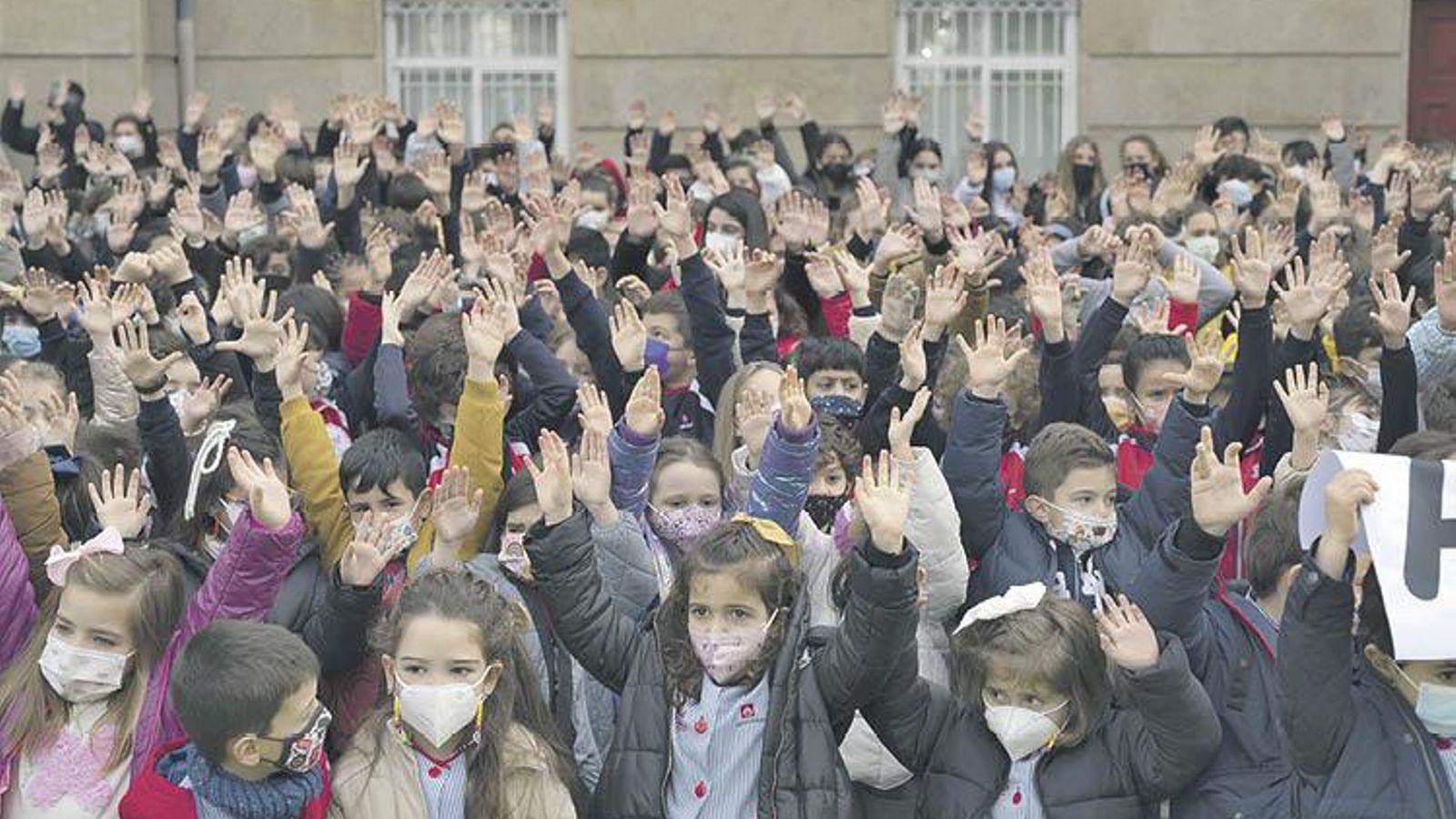 Más de mil niños de Salesianos se concentraron ayer para solidarizarse con el pueblo ucraniano (MARTIÑO PINAL).