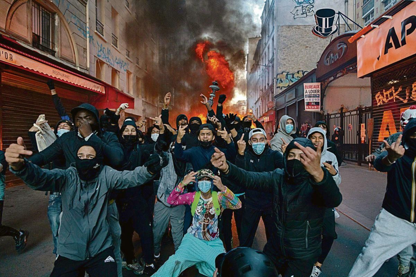 Un grupo de manifestantes encapuchados en una calle bloqueada en Francia.