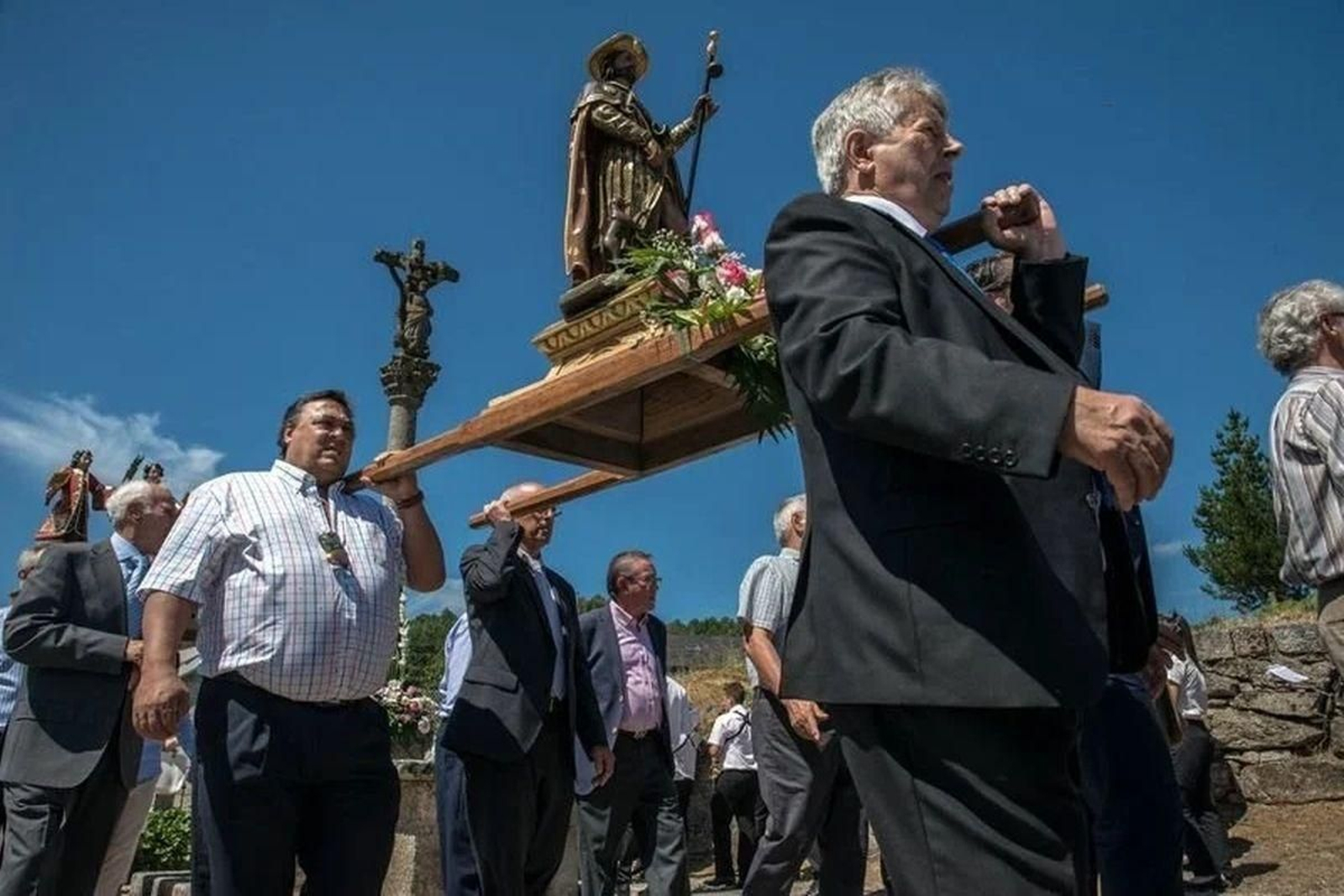 Vecinos portan al santo durante la procesión en Avión