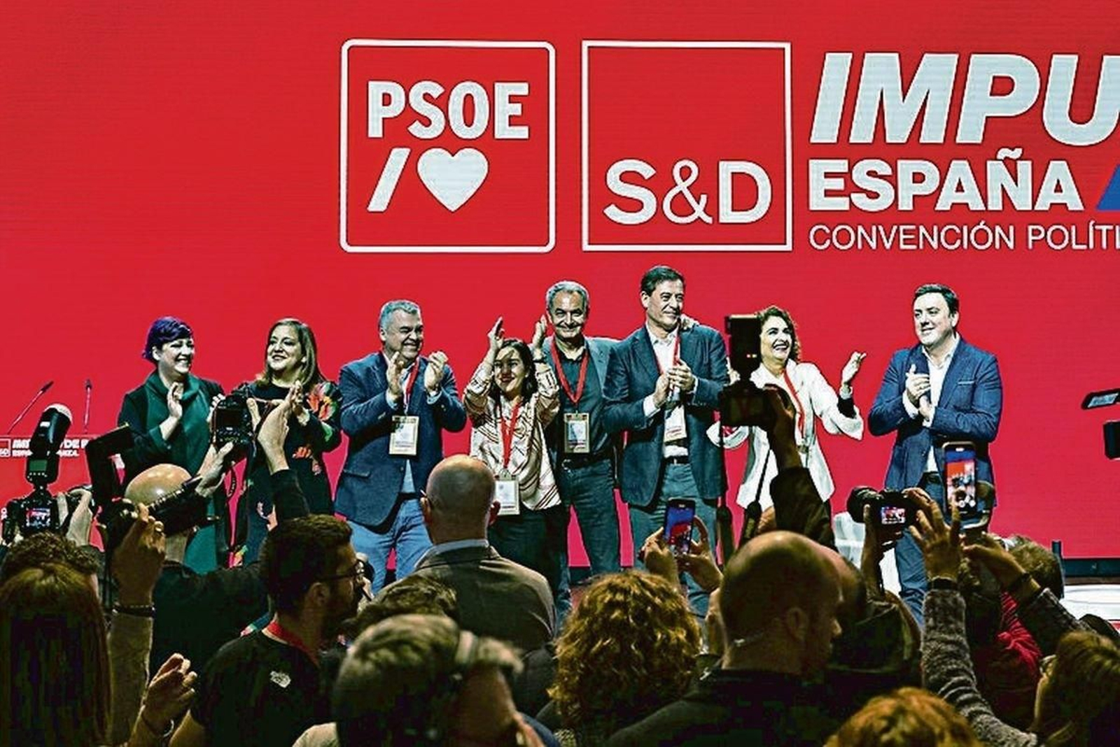 Gómez Besteiro, entre Zapatero y la vicepresidenta Montero, ayer en A Coruña.