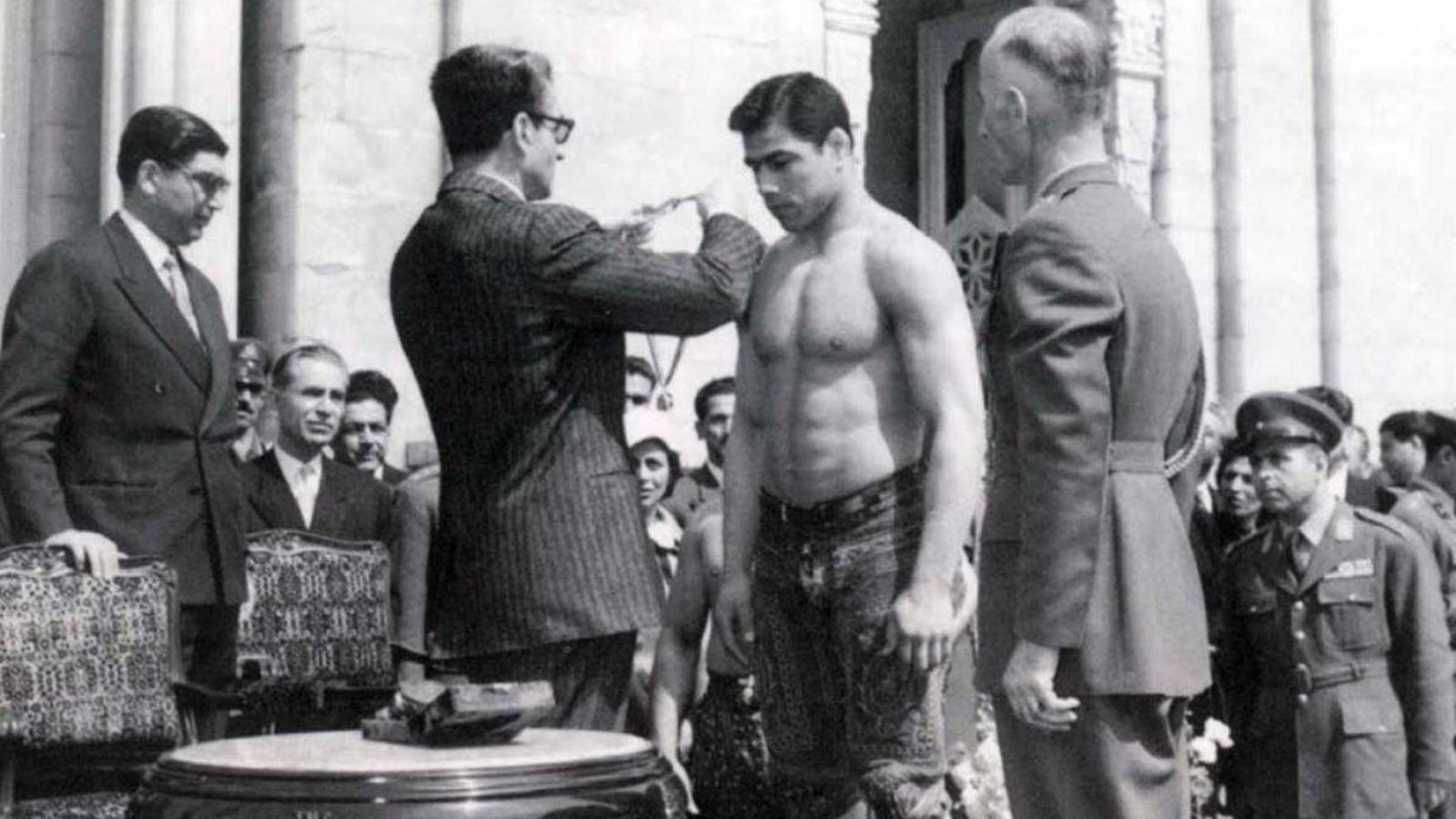 Gholamreza Tajtí recibe una medalla ante el ministro iraní Mohammad Mosaddegh.