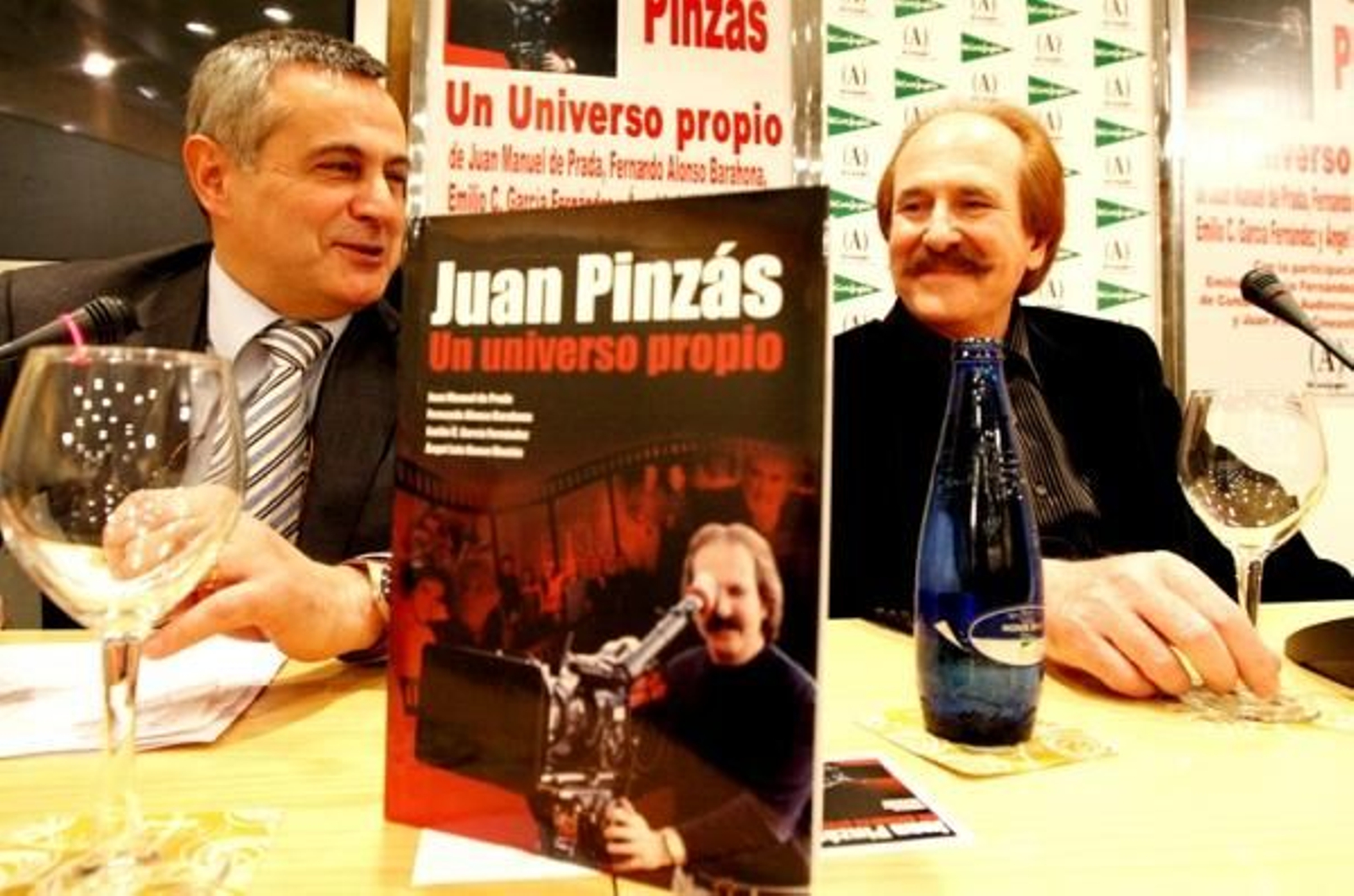 Juan Pinzás y Emilio Carlos García presentaron ayer el libro en El Corte Inglés. FOTO: Marta G. Brea