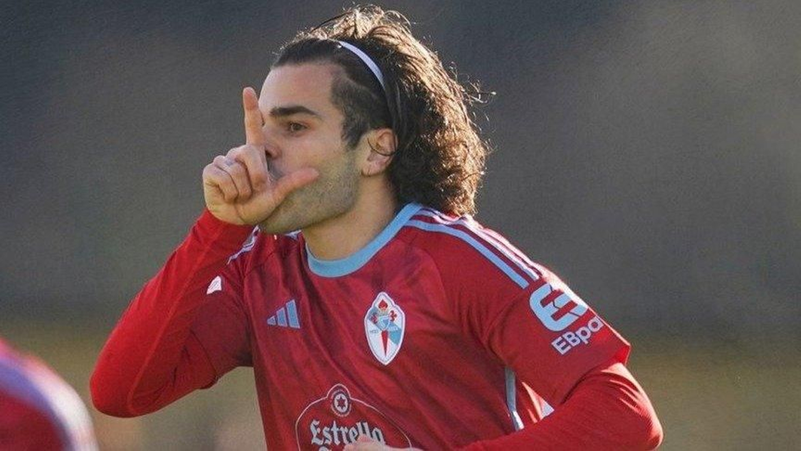 El delantero redondelano celebra su gol, que abrió el marcador y una fantástica actuación individual jugando más cerca de la portería.