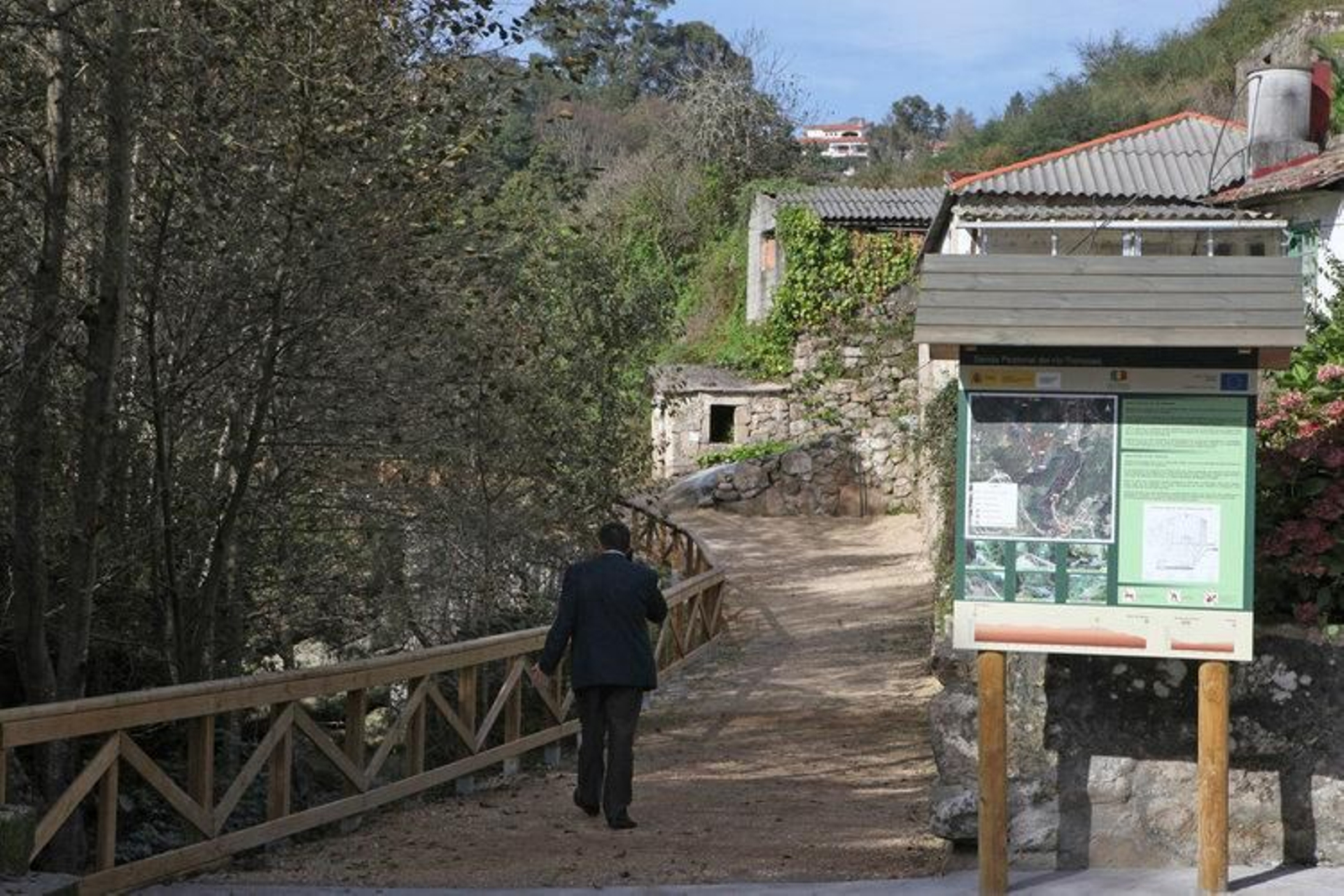 La senda fl uvial construida en Ponte Barxas, Padrenda, siguiendo el curso del río Troncoso.