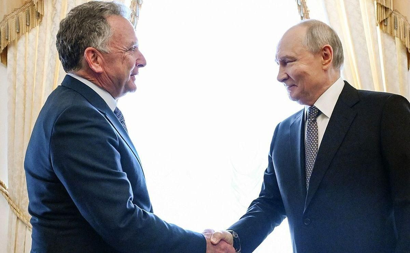 El presidente ruso, Vladímir Putin, recibe al enviado especial de EEUU, Steve Witkoff, en el Palacio de Constantino.