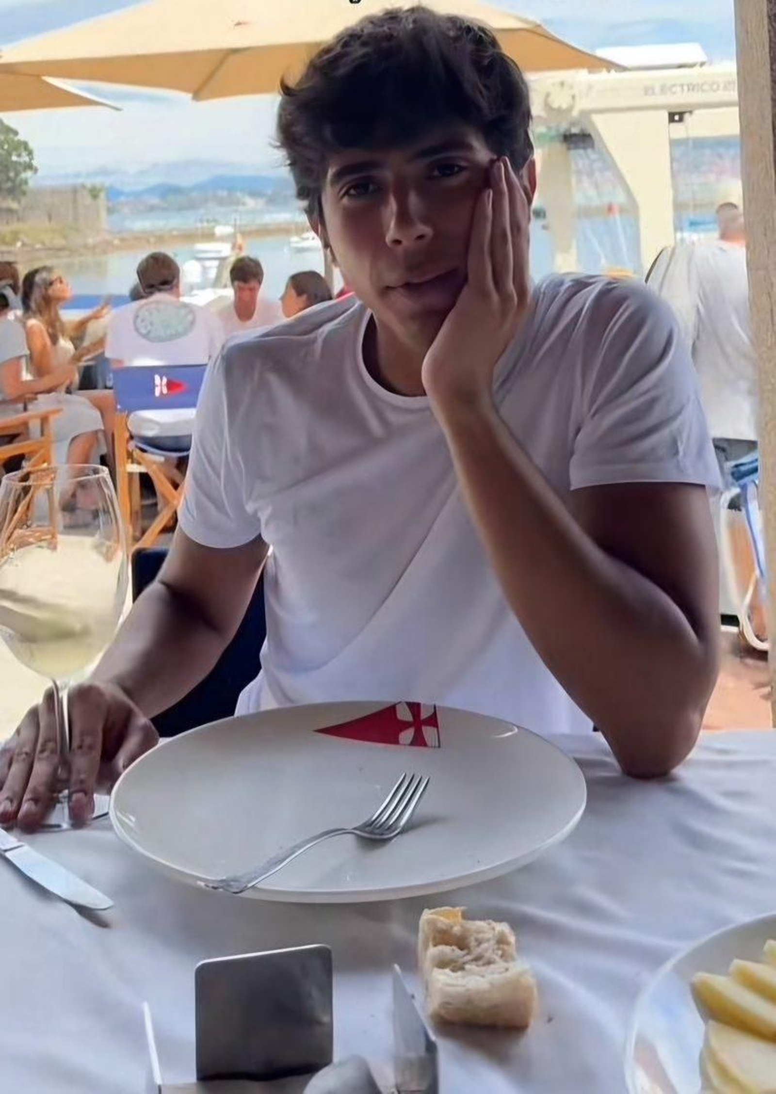 Carlos Peguer, de comida en Baiona.