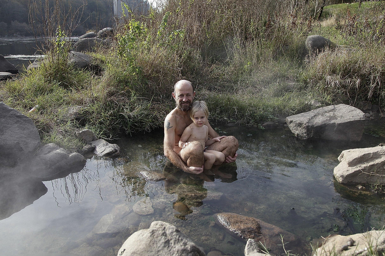 Antonio y Gabriel dándose un baño en el Miño.